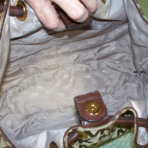 Michael Kors JS Beige/Mocha Ring Tote & Wristlet - Picture 5 of 7